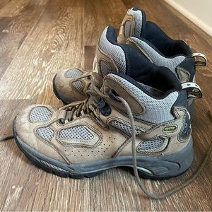 Vasque supportive real leather hiking boots gore-tex vibram 8.5